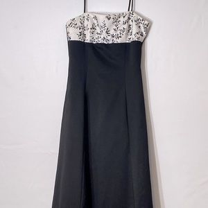Woman Gown Black and White Bead Embellishments Open Tie Back Size 7.